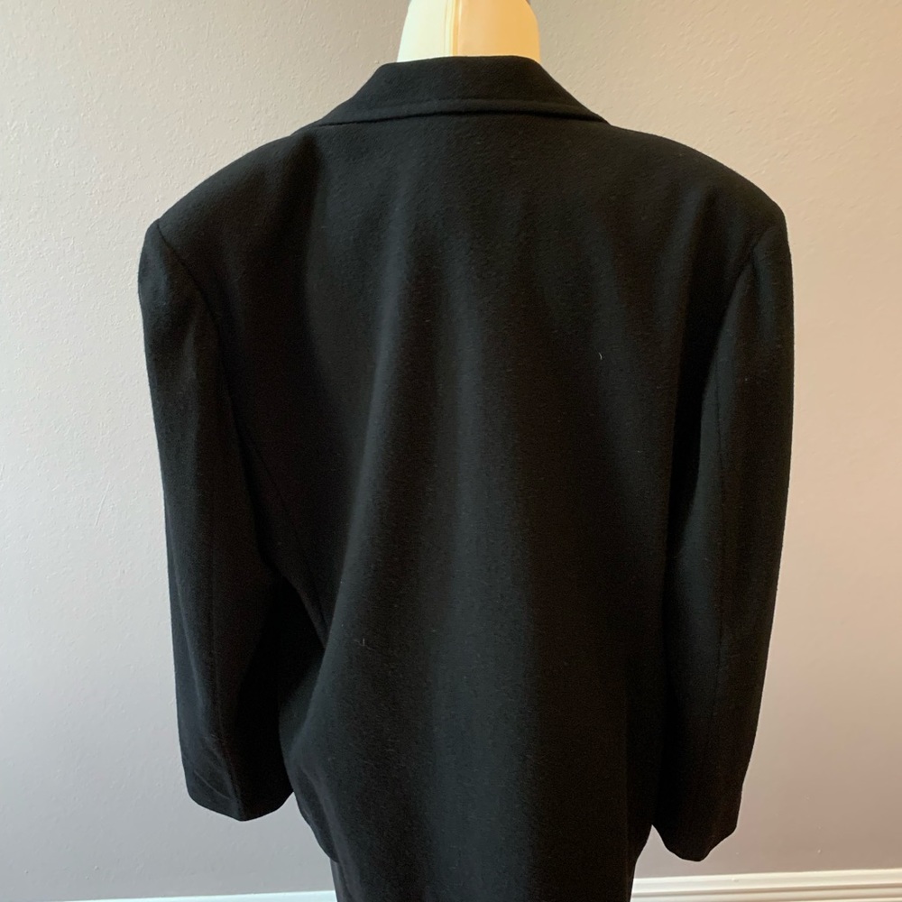 Beautiful Black Wool Coat with front zipper. - Picture 3 of 4